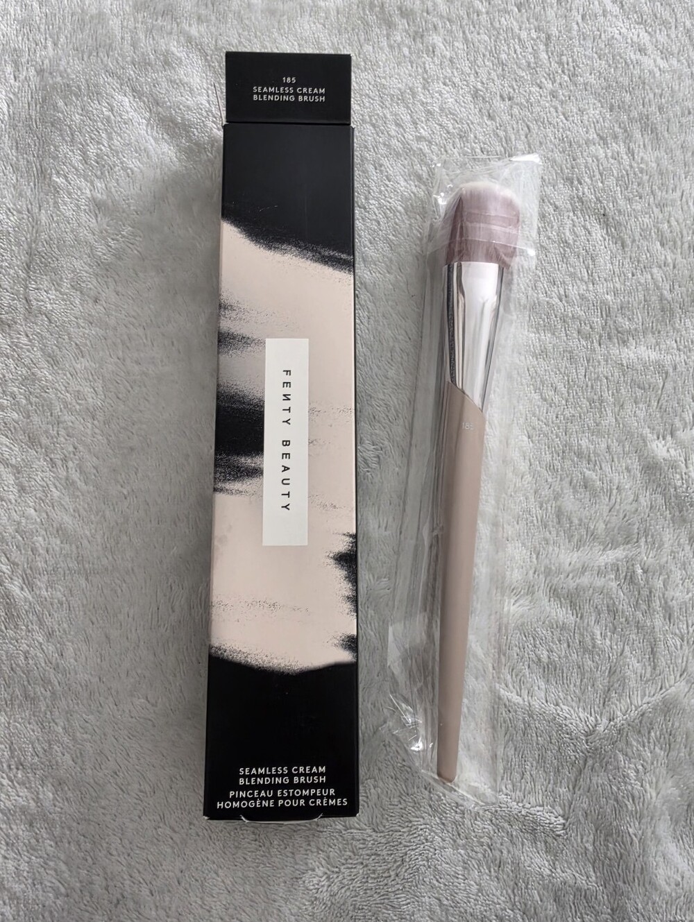 Fenty Beauty 185 Seamless Blending Brush Angled Synthetic Fiber Beige/Silver